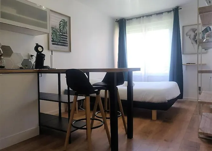 Appartement Le Petit - Parking Gratuit - 6min Hippodrome - 7min Universite - Wifi Lons